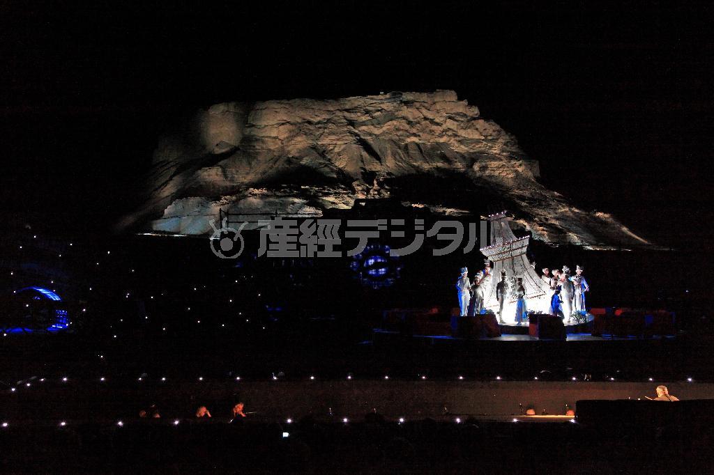 そびえ立つマサダ要塞を背に、音と光を駆使した幻想的な演出で上演された＝２０１４年６月１８日、イスラエル・マサダ（佐藤良一撮影）