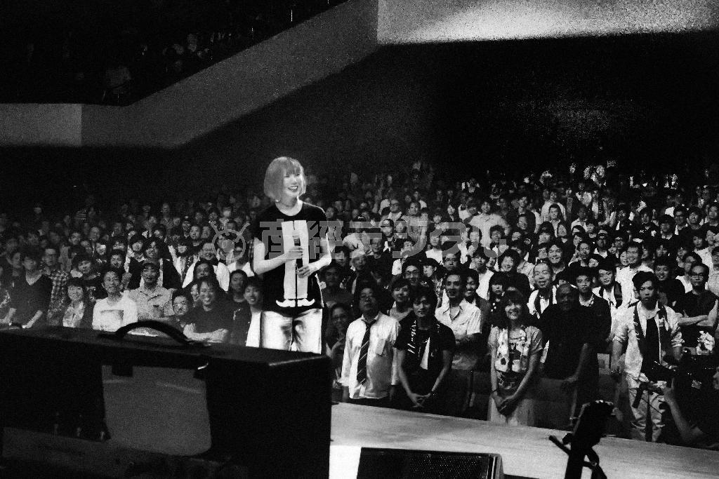 ６月１日、全国ツアーのファイナルコンサートで渋谷公会堂のステージに立つ黒木渚＝２０１４年、東京都渋谷区（鋤田正義さん撮影）