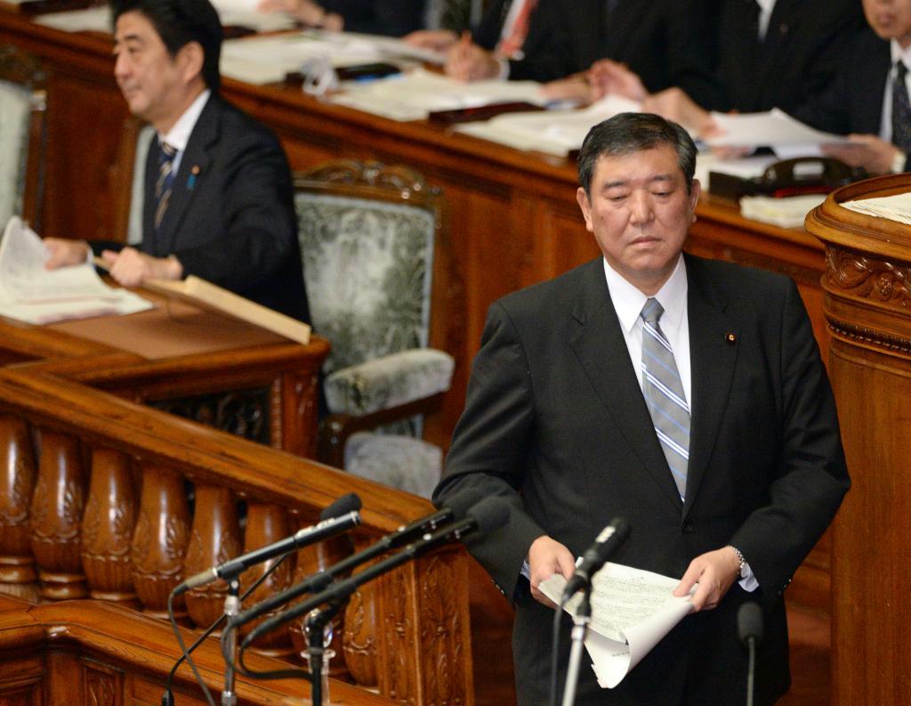 衆院本会議で民主党の渡辺周氏の質問に対する答弁に臨む石破茂地方創生相。後ろは安倍晋三首相＝１４日午後