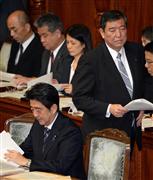 衆院本会議で地域活性化を目指す「まち・ひと・しごと創生法案」などの関連法案についての趣旨説明に臨む石破茂地方創生相。手前は安倍晋三首相＝１４日午後、国会・衆院本会議場（酒巻俊介撮影）