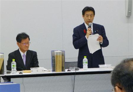 社会保障審議会の年金部会で、年金運用法人の組織改革を要請する塩崎厚労相（右）＝１５日午後、東京都千代田区