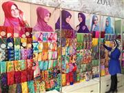 イスラムファッション衣料店「ゾヤ」。約１メートル四方の大きさのジルバブが主流だが、最近は腰までかかる大きめのタイプがトレンドだという＝西ジャワ州・デポイック