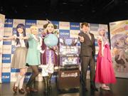 大泉秀治代表取締役副社長（筐体右）も太鼓判を押すゲームに仕上がった