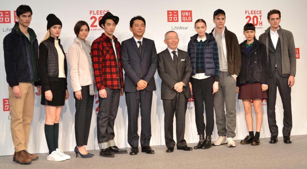 新しいフリースを着たモデルたちと写真に収まるファーストリテイリングの柳井正会長兼社長（右から５人目）＝１５日午前、東京都目黒区