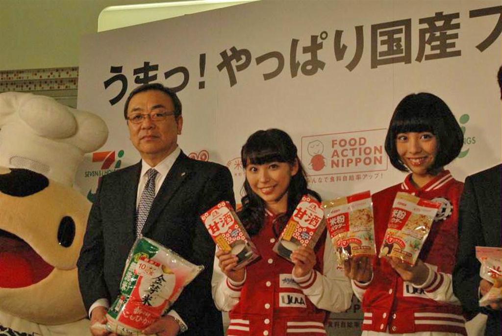 国産農作物の消費拡大フェアをアピールするイトーヨーカ堂の戸井和久社長（左）＝１５日、東京都葛飾区