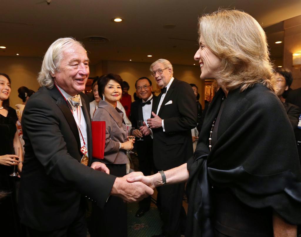 キャロライン・ケネディ駐日米大使（右）と笑顔で握手を交わすスティーヴン・ホール氏＝１５日午後、東京・元赤坂の明治記念館
