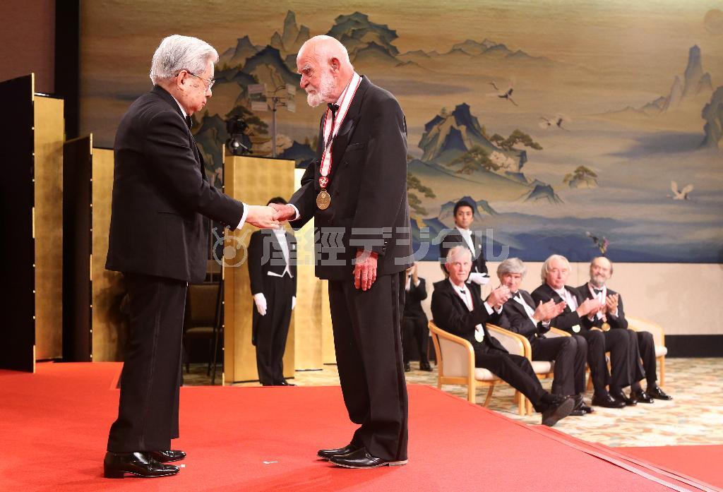 常陸宮殿下から顕彰メダルを授与される演劇・映像部門のアソル・フガード氏＝２０１４年１０月１５日夕、東京都港区元赤坂の明治記念館（小野淳一撮影）