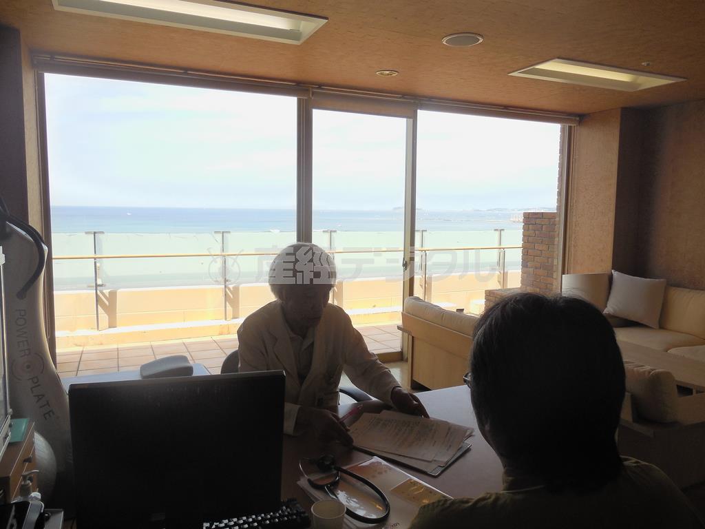 担当医師との問診。「毎日、歩きましょう」「お酒は控えて」と生活上の注意を受ける。分かってはいるのだが…＝２０１４年９月１７日、神奈川県三浦郡葉山町