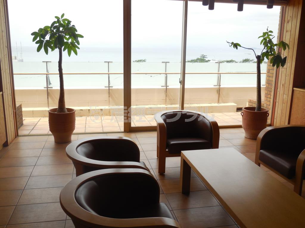 まるでリゾート施設のような施設。窓の外には相模湾の眺めが広がる＝２０１４年９月１７日、神奈川県三浦郡葉山町（小塩史人撮影）