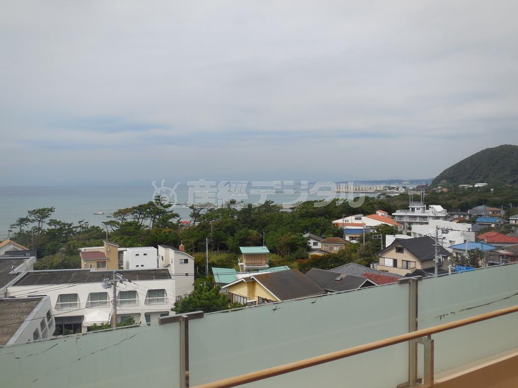 葉山ハートセンターは海沿いの斜面に沿うよに建つ。病室からは相模湾の眺めが広がり、江ノ島も見える＝２０１４年９月１７日、神奈川県三浦郡葉山町（小塩史人撮影）
