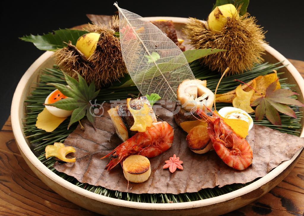 コース料理のハイライト「宝楽焼き」。栗、マツタケ…の秋尽くしが大人の味わいを楽しませてくれる＝２０１４年９月２２日、京都市左京区（恵守乾撮影）