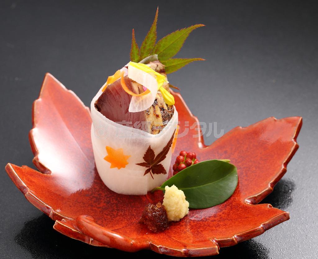 「向附（むこうづけ）」は脂の乗った戻りカツオ。ガラスのような容器は実はダイコンの桂剥きだ＝２０１４年９月２２日、京都市左京区（恵守乾撮影）