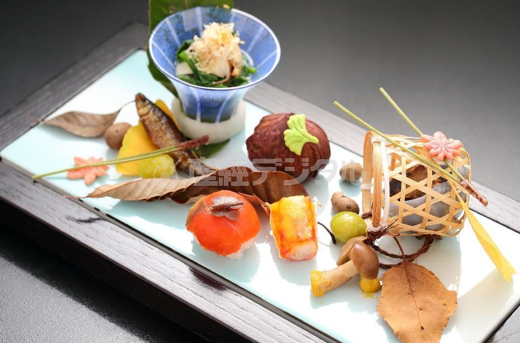 趣向を凝らした「八寸」。秋の味覚が篭から転がりだした演出も心憎い＝２０１４年９月２２日、京都市左京区（恵守乾撮影）