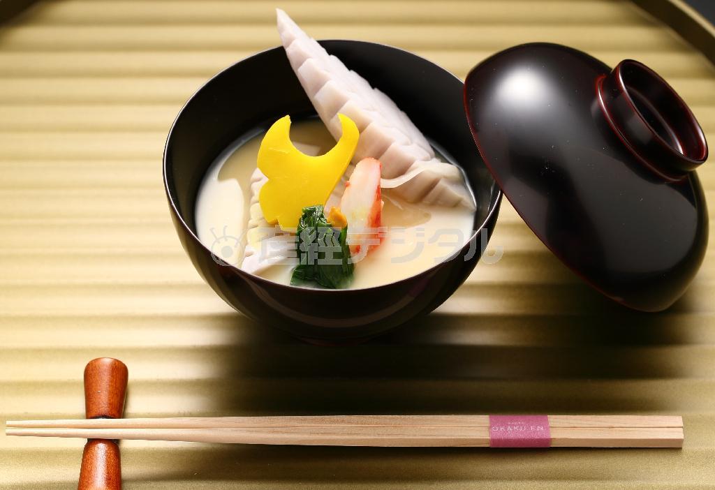 白味噌仕立ての焚物（たきもの）は上品な味わい＝２０１４年９月２２日、京都市左京区（恵守乾撮影）