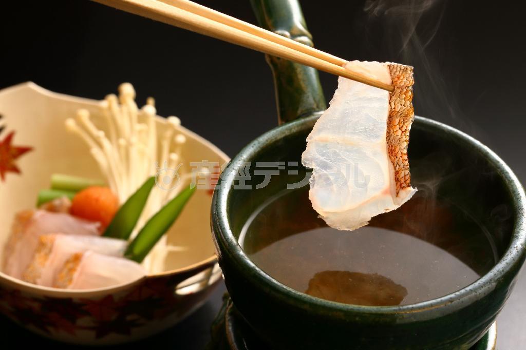 カツオだしにくぐらせるあこうのしゃぶしゃぶ。弾力のある歯応えだ＝２０１４年９月２２日、京都市左京区（恵守乾撮影）