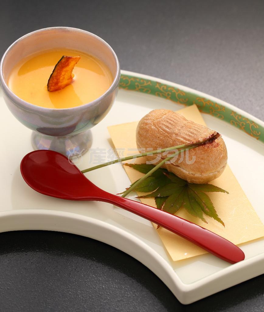 デザートはナンキンプリンと俵モナカ。甘味を口にすると心落ち着く＝２０１４年９月２２日、京都市左京区（恵守乾撮影）