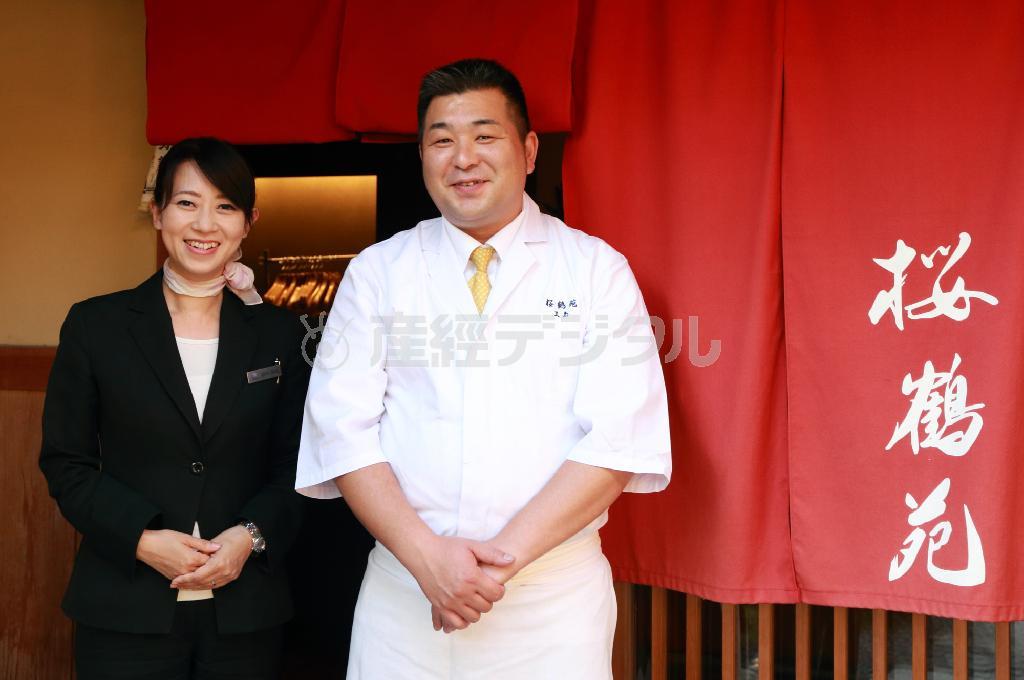 料理に創意工夫を凝らす三島竜二料理長（右）と前田裕代支配人＝２０１４年９月２２日、京都市左京区（恵守乾撮影）