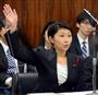 参院経済産業委員会で民主党の小林正夫氏の質問に答えるため挙手する小渕優子経産相＝１６日午前、国会・参院第２１委員会室（酒巻俊介撮影）
