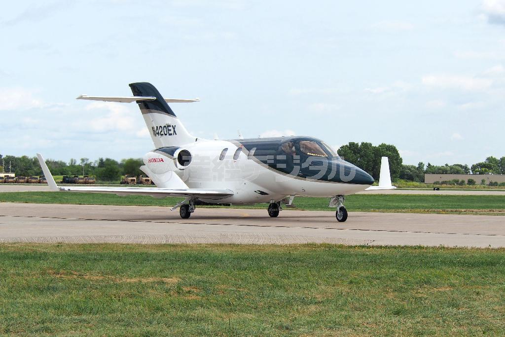 米国の航空ショーで初めて一般公開されたホンダジェット。エンジンを主翼の上に配置した斬新なデザインが特徴だ＝２０１４年７月２８日、米ウィスコンシン州オシュコシュ（共同）