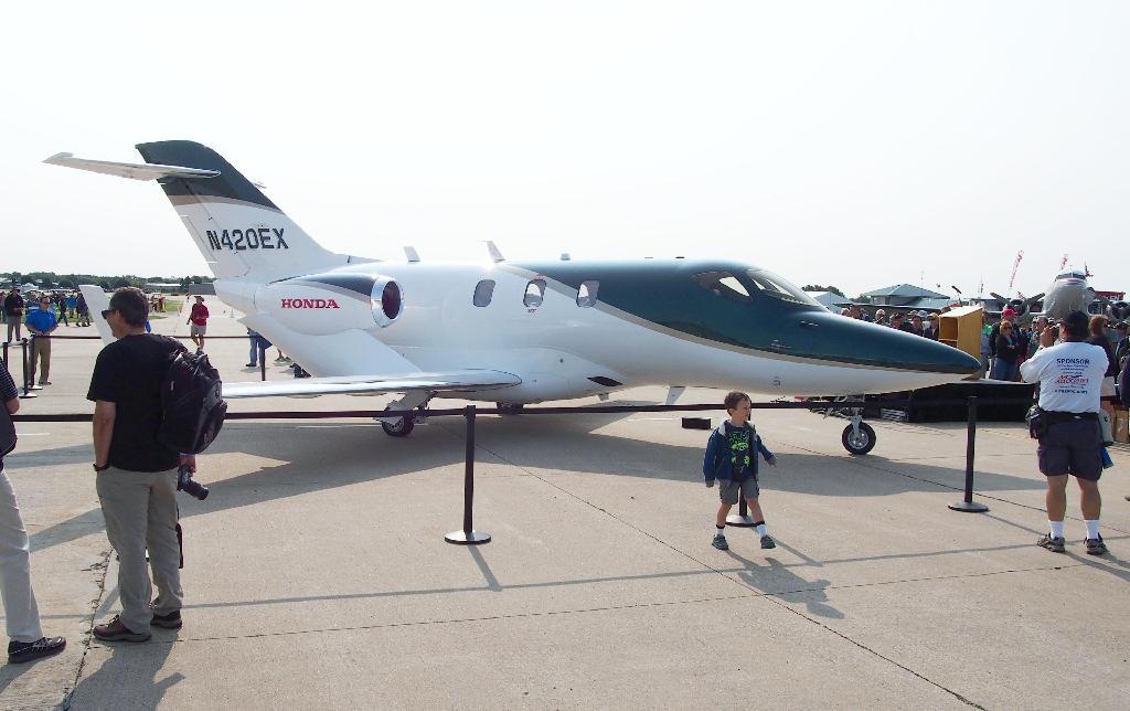 ホンダの小型ジェット機「ホンダジェット」の量産機＝米ウィスコンシン州オシュコシュ（共同）