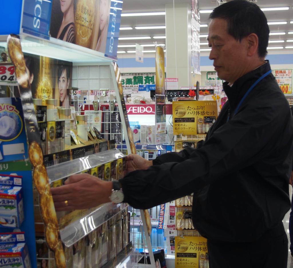 スキンケアブランド「エリクシール」の新商品を並べる魚谷雅彦社長＝１６日、栃木県栃木市