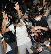 香港の警官隊に催涙スプレーをかけられる民主派のデモ隊＝２０１４年１０月１６日未明、中国・香港の行政長官弁公室前（共同）