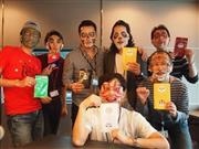 仮装できちゃう話題のフェースパックセット＝２０１４年１０月９日（Ｊ－ＷＡＶＥ提供）