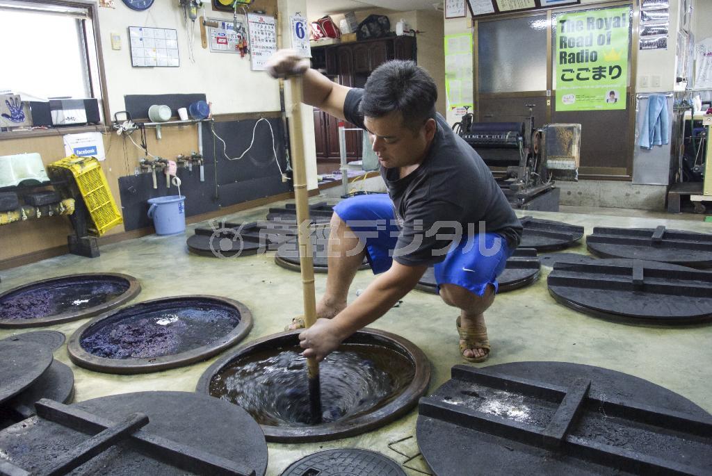 本藍染矢野工場の２代目、矢野藍游（らんゆう）さん。天然灰汁発酵建て本藍染技術保持者であり、徳島のモノづくりの次世代を代表する人物である＝２０１４年９月６日、徳島県板野郡藍住町（提供写真）