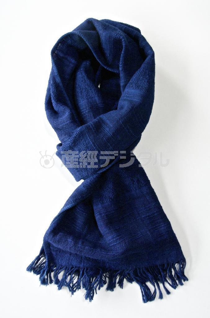 本藍染で染められたコットンマフラー。化学染料では出せない天然ならではの深い藍色が魅力だ＝２０１４年１０月６日、徳島県板野郡藍住町（提供写真）