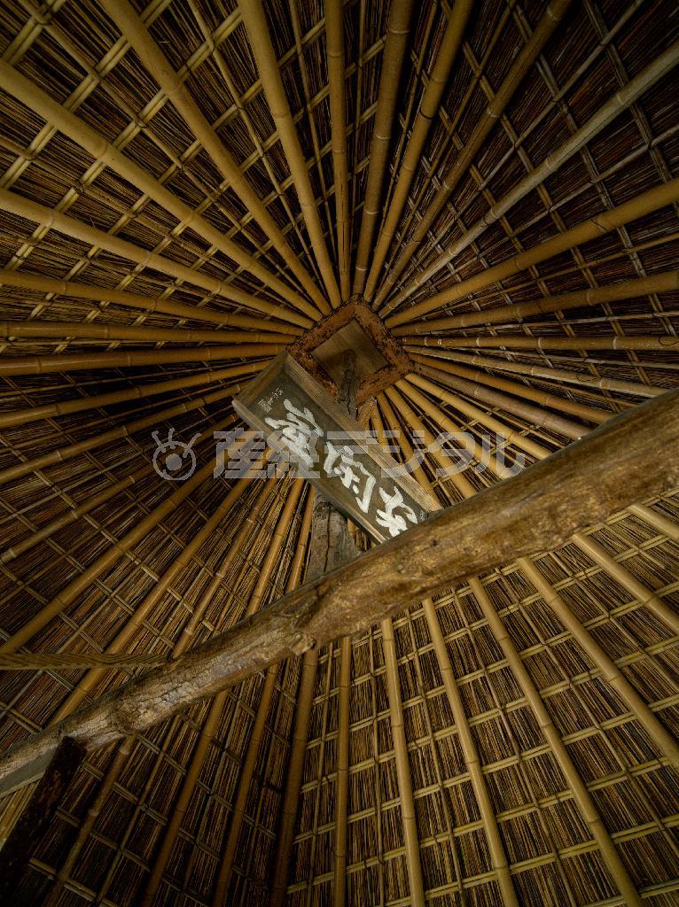 茶室、傘亭の天井を見上げたところ。唐傘を開いたように見えることからこの名がついた。正式には安閑窟と呼ばれる＝２０１３年７月６日、京都市東山区・高台寺（井浦新さん撮影）