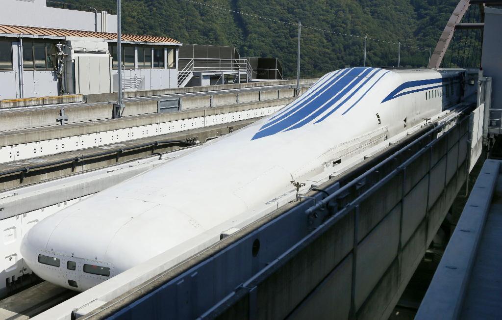 リニア実験センターで公開された新型車両Ｌ０系＝９月２２日午前、山梨県都留市