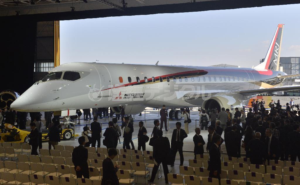 関係者に公開されたＭＲＪ（ミツビシリージョナルジェット）＝１８日午後、愛知県豊山町（甘利慈撮影）