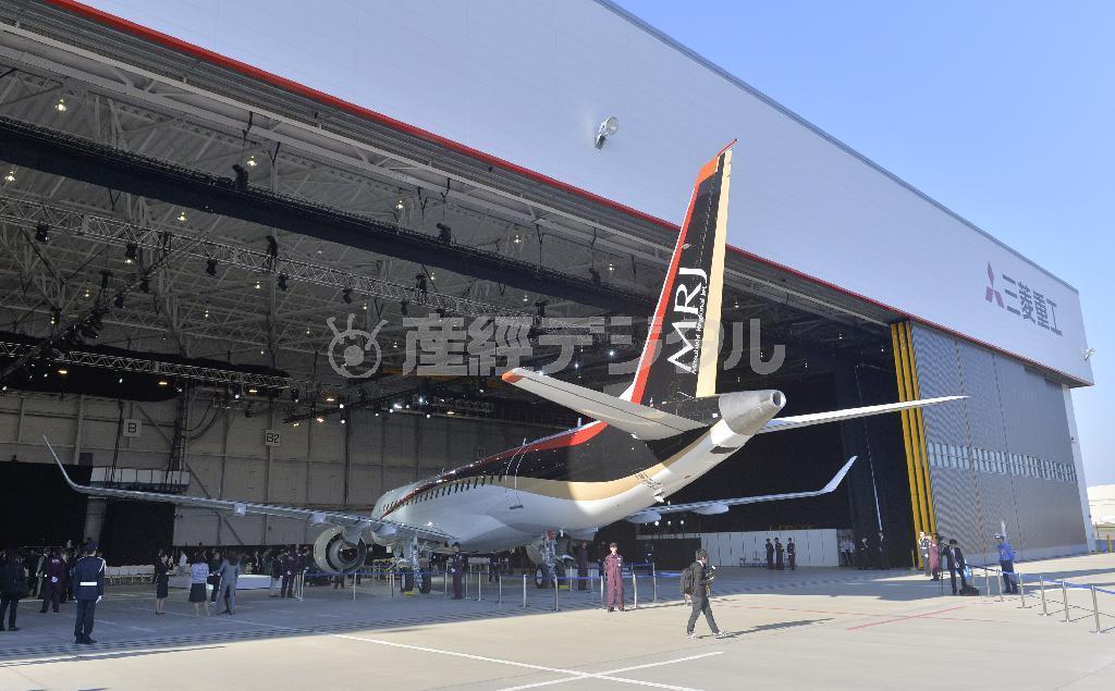 関係者に公開されたＭＲＪ（ミツビシリージョナルジェット）＝１８日午後、愛知県豊山町（甘利慈撮影）