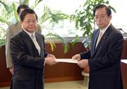 リニア中央新幹線工事実施計画の認可書を太田昭宏国交相（右）から受け取るＪＲ東海の柘植康英社長＝１７日、東京・霞が関の国交省