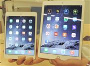 アップルが１０月下旬から発売するタブレット端末の新製品「ｉＰａｄＡｉｒ２」（右）と「ｉＰａｄｍｉｎｉ３」（左）＝１７日、東京都港区（黄金崎元撮影）
