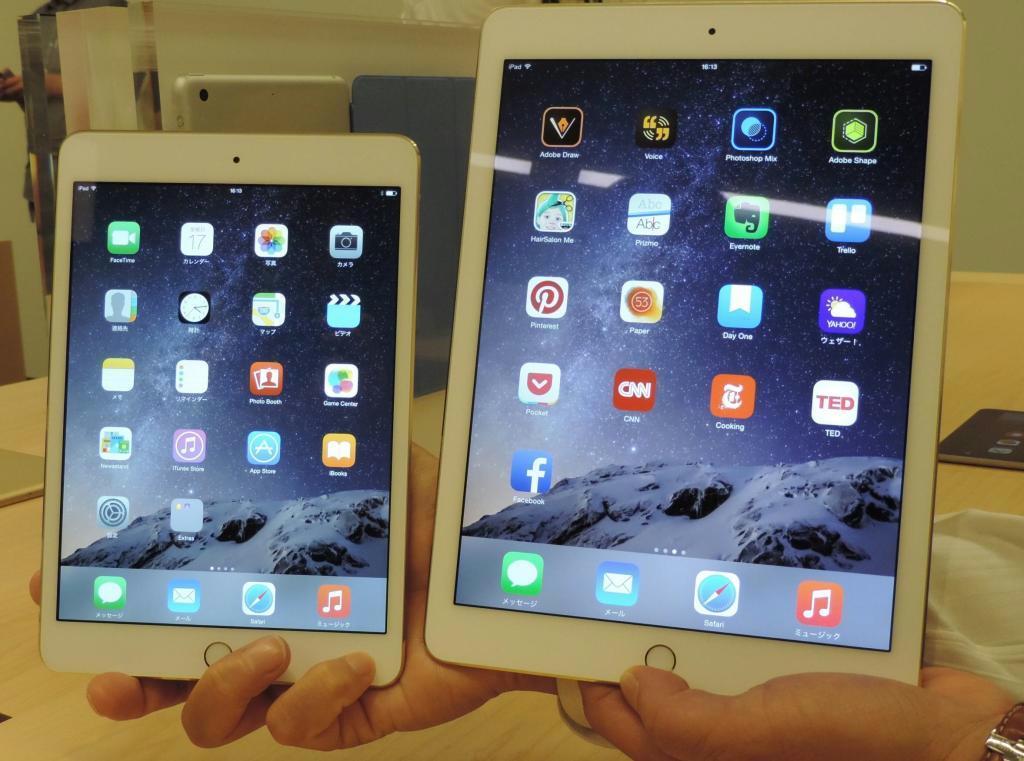 アップルのタブレット端末新製品「アイパッドエア２」（右）と「アイパッドミニ３」＝１７日、東京都港区