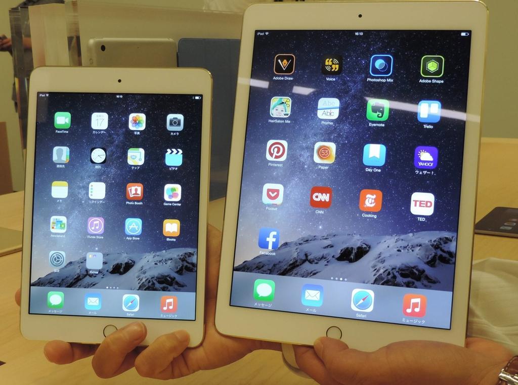 アップルが１０月下旬から発売するタブレット端末の新製品「ｉＰａｄＡｉｒ２」（右）と「ｉＰａｄｍｉｎｉ３」（左）＝１７日、東京都港区（黄金崎元撮影）