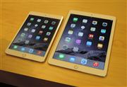 アップルが１０月下旬から発売するタブレット端末の新製品「アイパッドエア２」（左）と「アイパッドミニ３」（右）＝１７日、東京都港区（黄金崎元撮影）