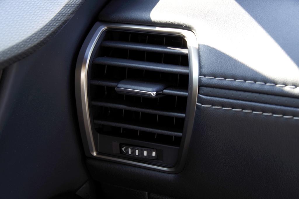 ＬＥＸＵＳ「ＮＸ２００ｔ」（ＦＳＰＯＲＴ）のエアコン吹き出し口