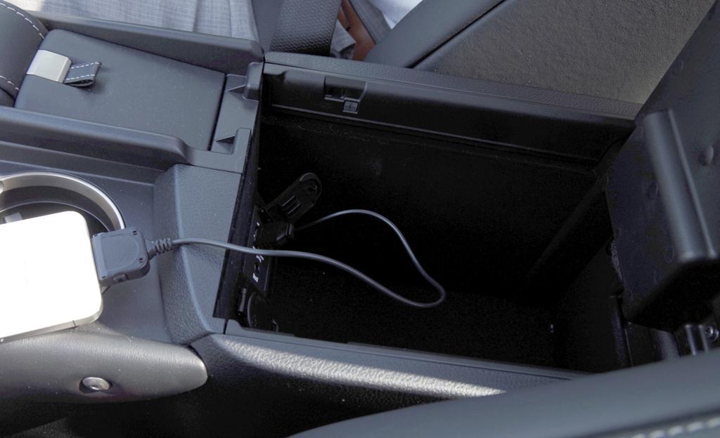 ＬＥＸＵＳ「ＮＸ」（ＦＳＰＯＲＴ）のインテリア。ＵＳＢポートを内蔵し、ノートパソコンやスマートフォンなどの電子機器を充電することができる。