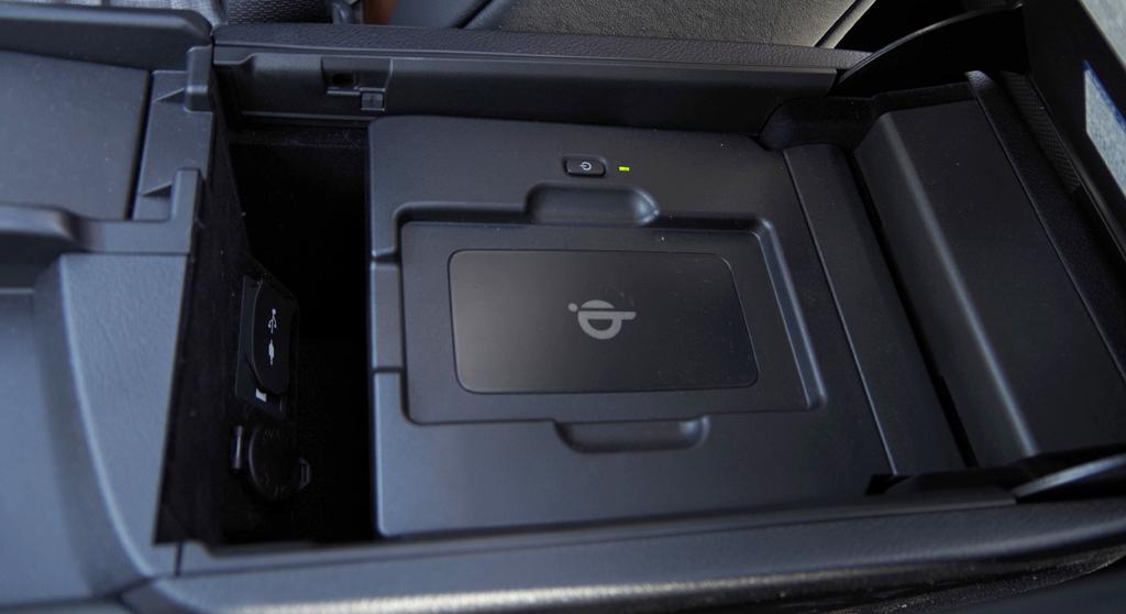 ＬＥＸＵＳ「ＮＸ２００ｔ」（ＦＳＰＯＲＴ）のインテリア。「おくだけ充電」を使えば、対応するスマートフォンやモバイルバッテリーの充電が可能だ。