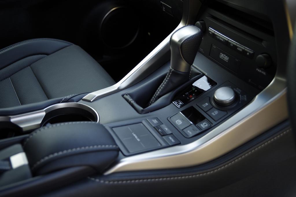 ＬＥＸＵＳ「ＮＸ２００ｔ」（ＦＳＰＯＲＴ）のセンターコンソール。