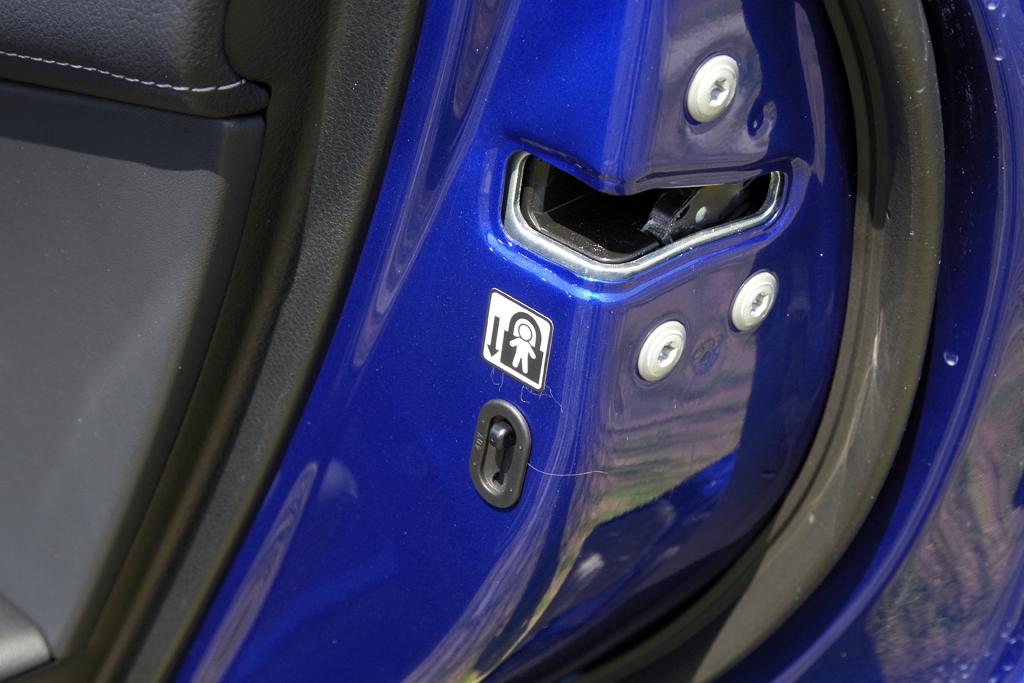 ＬＥＸＵＳ「ＮＸ２００ｔ」（ＦＳＰＯＲＴ）のドアの一部