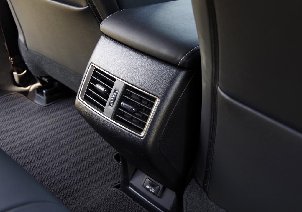 ＬＥＸＵＳ「ＮＸ２００ｔ」（ＦＳＰＯＲＴ）の後部座席に設置されたエアコン吹き出し口。