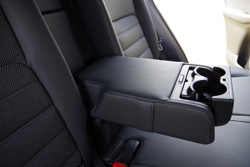 ＬＥＸＵＳ「ＮＸ２００ｔ」（ＦＳＰＯＲＴ）の後部座席。