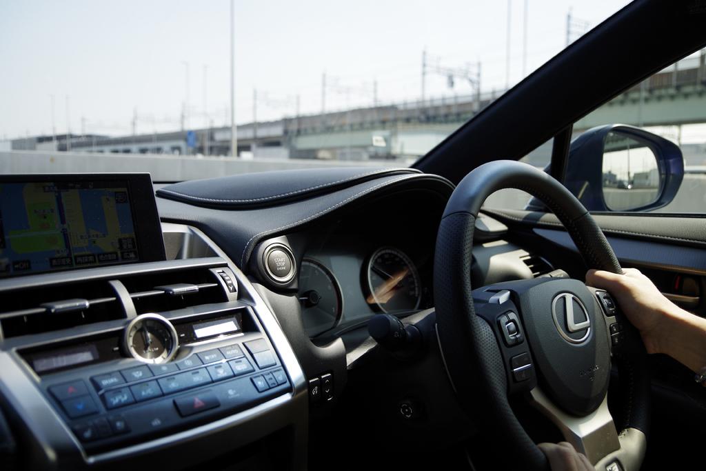 ＬＥＸＵＳ「ＮＸ２００ｔ」（ＦＳＰＯＲＴ）の運転席。