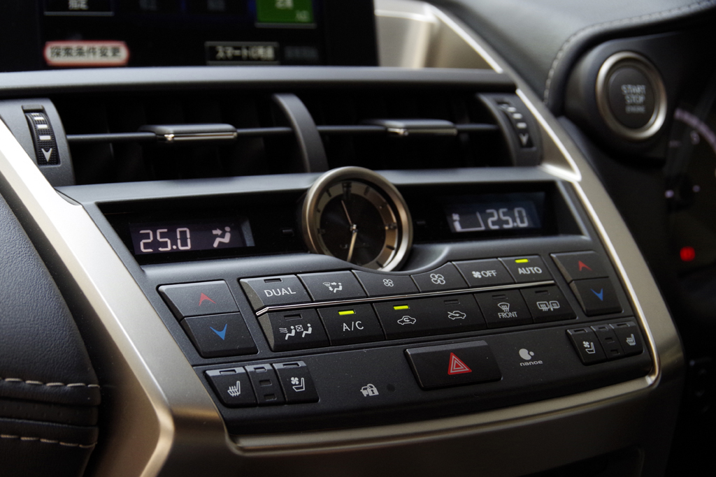 ＬＥＸＵＳ「ＮＸ２００ｔ」（ＦＳＰＯＲＴ）の内装