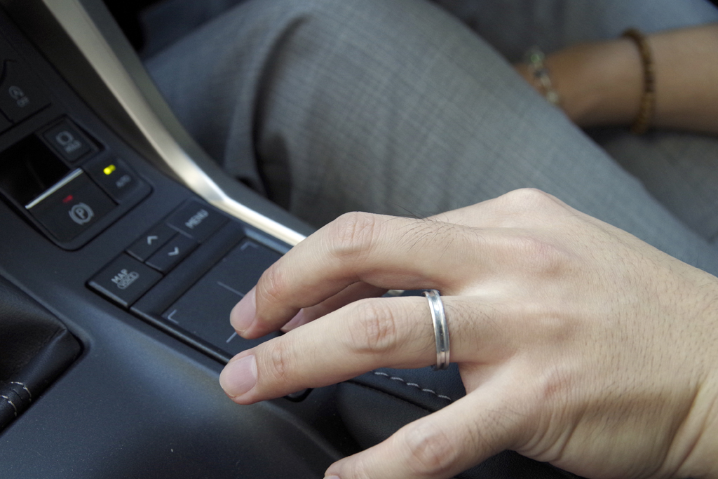 リモートタッチ式を採用したＬＥＸＵＳ「ＮＸ２００ｔ」（ＦＳＰＯＲＴ）のナビ。慣れると素早く操作できる