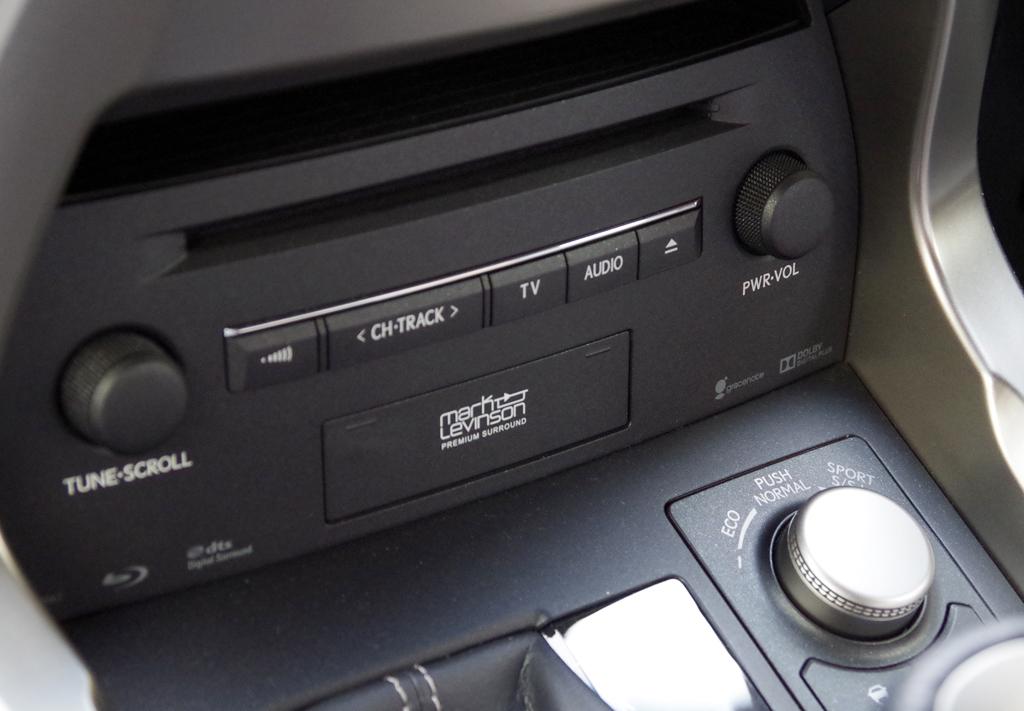 ＬＥＸＵＳ「ＮＸ２００ｔ」（ＦＳＰＯＲＴ）の内装。オーディオは「マークレビンソン」だ。