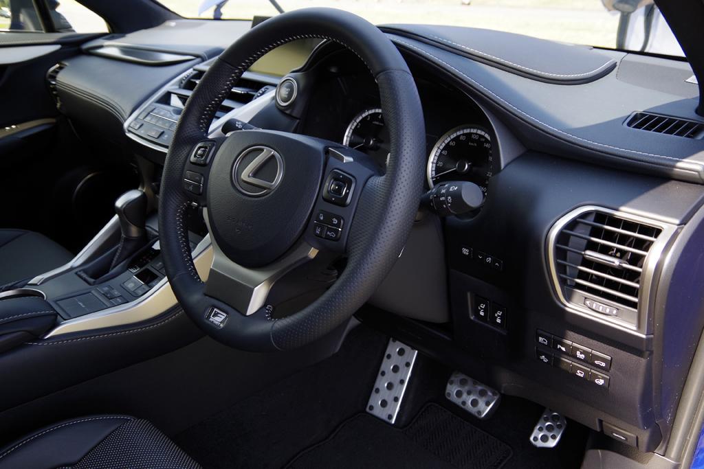 ＬＥＸＵＳ「ＮＸ２００ｔ」（ＦＳＰＯＲＴ）の運転席。